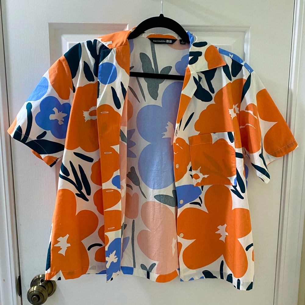 NWOT UNIQLO X MARIMEKKO SHORT SLEEVE BUTTON DOWN SHIRT💙🧡